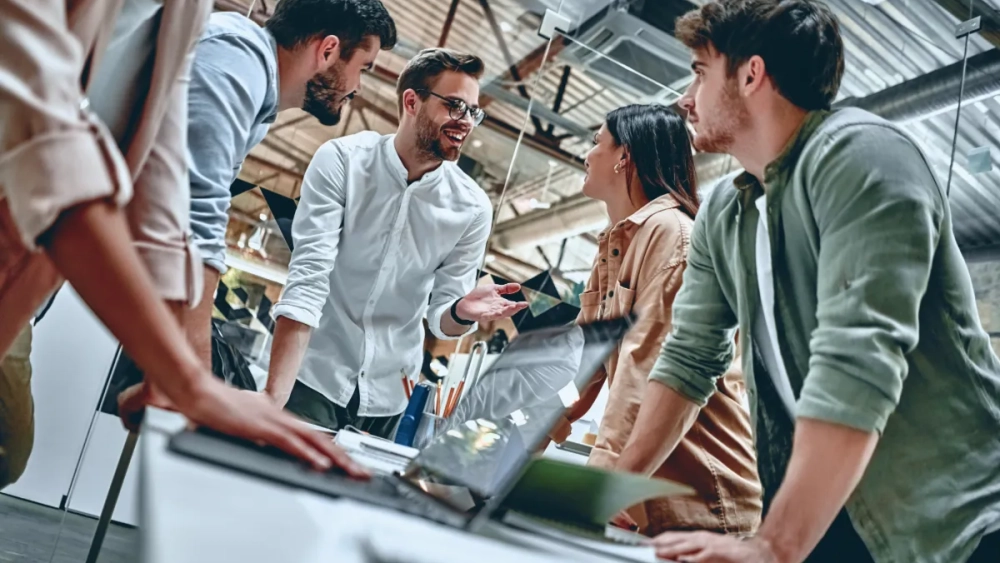 Jóvenes profesionales colaborando