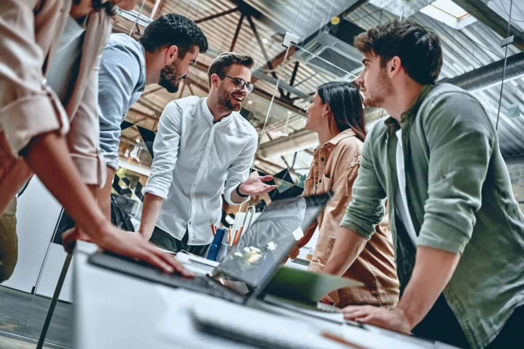 Jóvenes profesionales colaborando