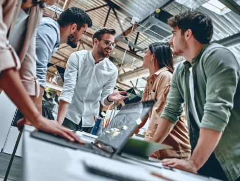 Jóvenes profesionales colaborando